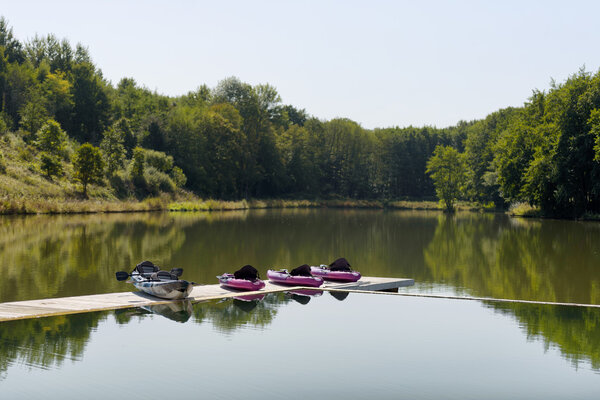 Розовые каноэ на красивом озере
