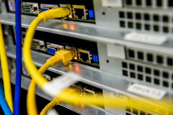 Netwerk switch en ethernet-kabels — Stockfoto