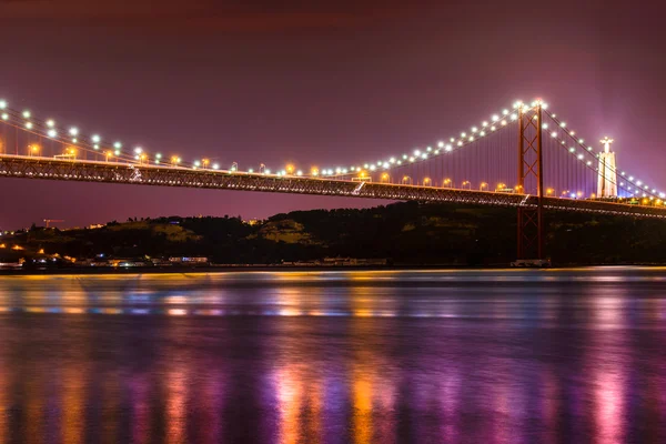 23 Avril most v noci dlouhé expozice — Stock fotografie