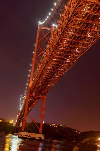 23 avril Brücke in der Nacht lange Belichtung — Stockfoto