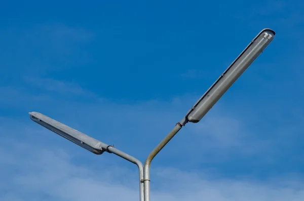 Mavi gökyüzü kış mevsiminde bulutlu