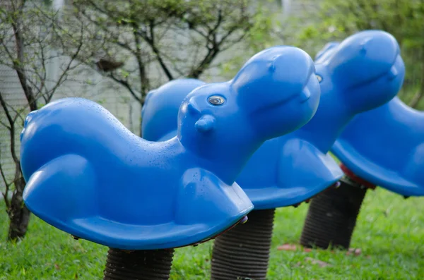 Su aygırı parktaki çocuklar için bir oyuncak ve mavi renkli.
