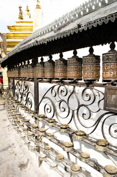 祷告轮主要由提贝和尼泊尔的佛教徒使用 在那里手持祷告轮运送朝圣者和其他信徒 并在祷告活动中转动 — 图库照片