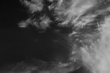 Blu gökyüzü bulutlu