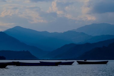 Blu gökyüzü bulutlu