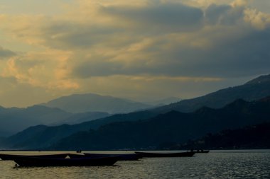 Blu gökyüzü bulutlu