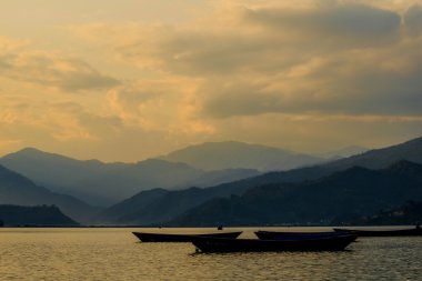 Blu gökyüzü bulutlu