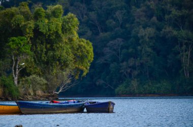 Göl Annapurnas ve tekne float Sunrise