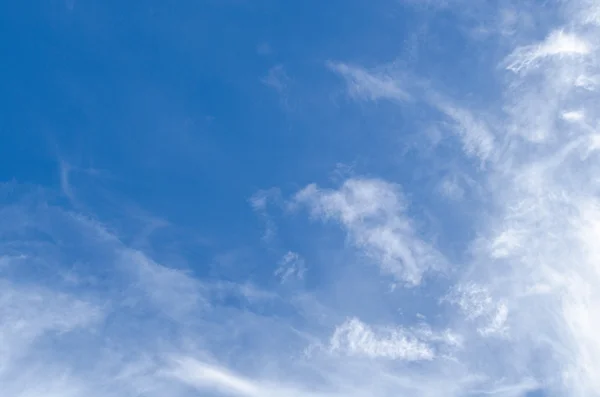 Mavi gökyüzü bulut kış sezonunda, Tayland arazi var, duygu mutlu