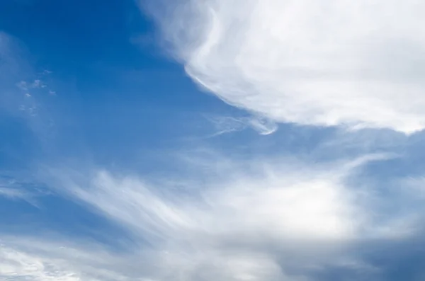 Blu gökyüzü bulutlu