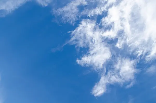 Blu gökyüzü bulutlu