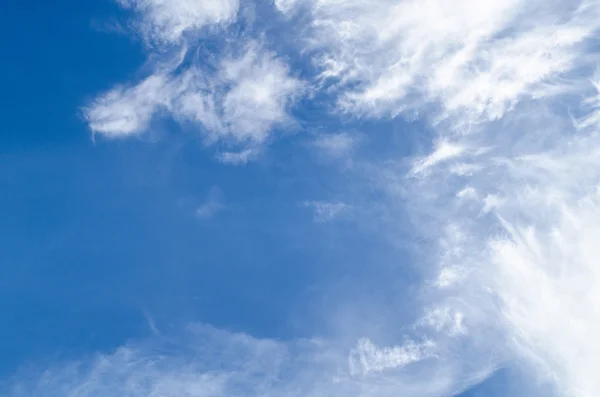 Blu gökyüzü bulutlu