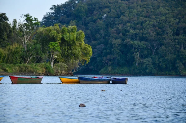 Nascer do sol nas Annapurnas e barco flutuar no lago — Fotografia de Stock