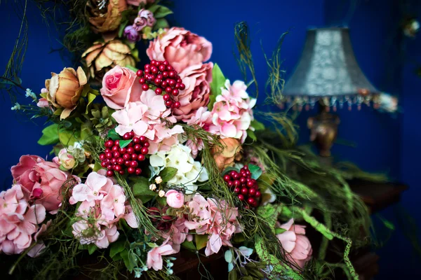 Decoratieve bloemen in interieur — Stockfoto