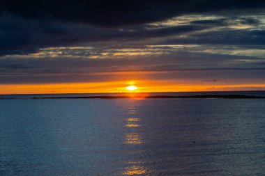 Sakin okyanus günbatımı Altın ışık yansıması ile su üzerinde