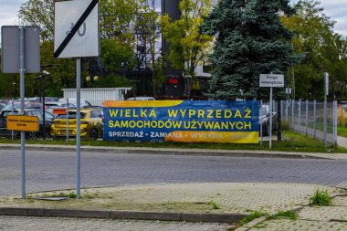 19 Ekim 2025, Varşova, Polonya: Polonya dilinde büyük bir afiş, bir galeri veya ticari alanda 