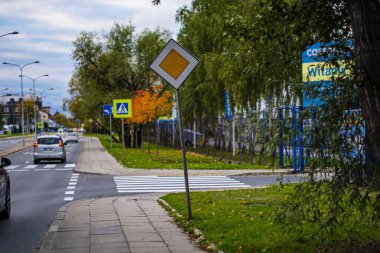 19 Ekim 2025, Varşova, Polonya: Belirli bir yaya geçidi ve bir öncelikli yol işareti de dahil olmak üzere trafik işaretlerinin yer aldığı bir sokak manzarası.