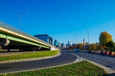 Modern üstgeçitli ve mavi gökdelenli Varşova şehir otoyolu