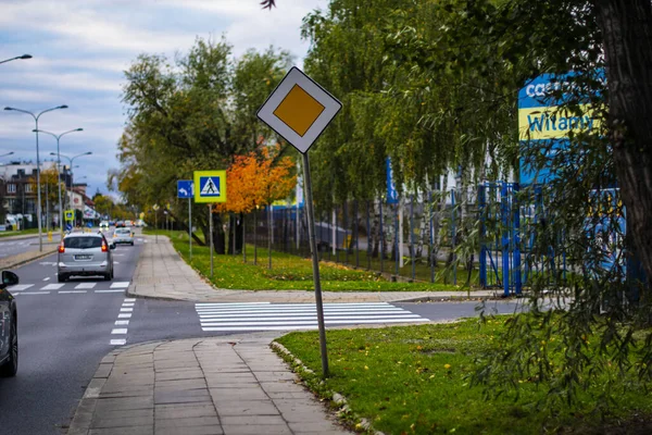 19 Ekim 2025, Varşova, Polonya: Belirli bir yaya geçidi ve bir öncelikli yol işareti de dahil olmak üzere trafik işaretlerinin yer aldığı bir sokak manzarası.