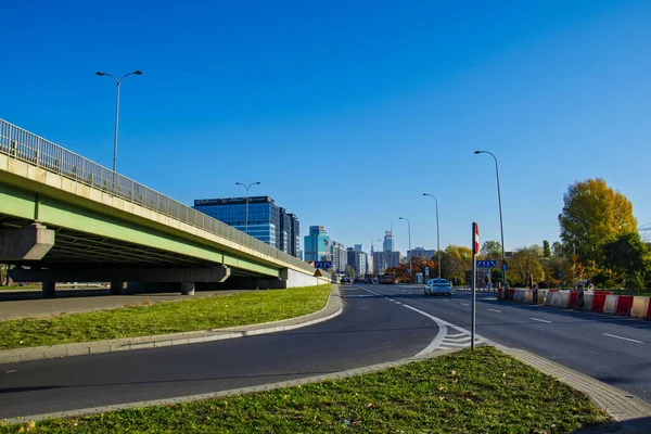 Modern üstgeçitli ve mavi gökdelenli Varşova şehir otoyolu