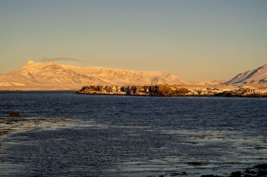 Karlı kıyı dağları Kışın altın saatinde