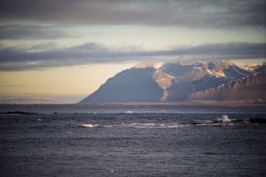 Karlı Dağ Kıyısı Yumuşak Akşam Işığının Altında