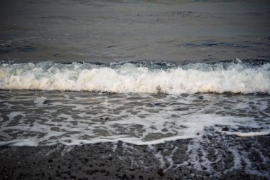 Akranes İzlanda 'da Rocky Shoreline' da Okyanus Dalgası Kırılması