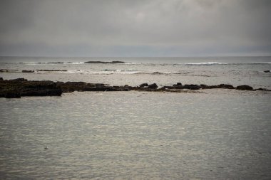 Sakin Deniz ve Bulutlu Gökyüzü İzlanda Rocky Sahil Çizgisi