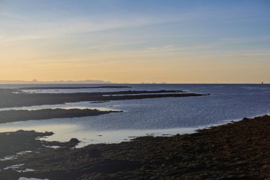 İzlanda 'da Günbatımında Sakin Sahil Manzarası