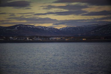 Sunset 'teki Sahil Kasabası Karlı Dağlar, İzlanda