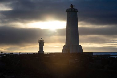 Dramatik Gökyüzü ile Sunset 'te İki Deniz Feneri