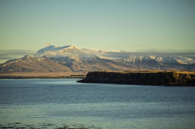 Kar Kaplamalı Dağlar ve Açık Kış Işığı Altında Rocky Kıyı Çizgisi