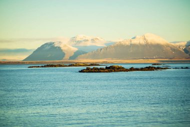 Yumuşak Sabah Işığında Karlı Dağlar ve Rocky Sahili