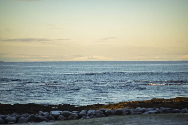 Yumuşak Sabah Işığıyla Sakin Okyanus Ufku