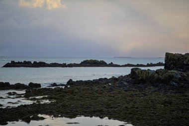 Akranes, İzlanda 'da dalgalar çekildiğinde Rocky sahili.