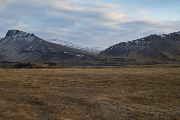 Akranes, İzlanda yakınlarındaki dağ manzarası
