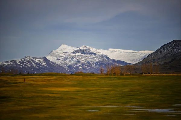 Akranes İzlanda yakınlarında karlı dağ sıraları