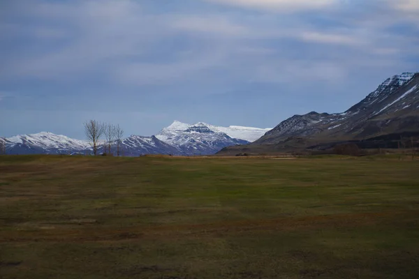 Akranes İzlanda yakınlarındaki karlı dağ manzarası