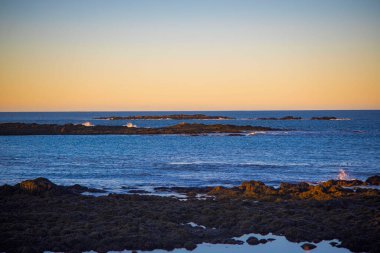 Kıyı şeridi ve sakin akşam denizi