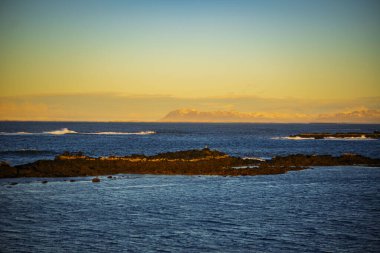 Karlı dağları olan Altın Kış Denizi