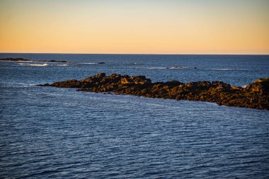 Gün batımında Rocky Sahili