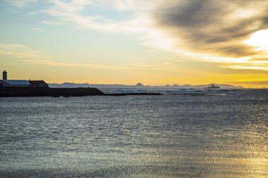 İzlanda 'daki Uzak Kıyı Kıyısı ile Okyanus Üzerinde Gün Batımı