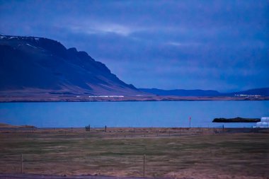 İzlanda Dağları 'nın sakin Mavi Saati ve Alacakaranlıktaki fiyort manzarası