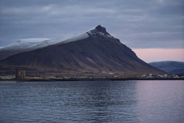 Majestic Akrafjall Dağı ve Akranes Sahil Kasabası Alacakaranlık 'ta Pembe Günbatımı Gökyüzü, İzlanda