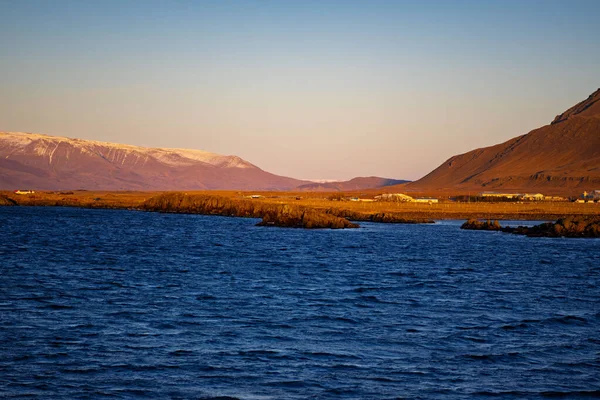 Akranes İzlanda 'nın Sunset' te Karlı Dağlar ve Mavi Deniz manzarası