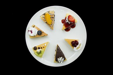 Beyaz arka plan üzerinde izole peynir pasta.