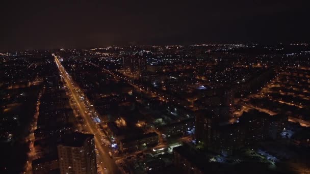 Vol de nuit au-dessus de la ville de nuit — Video