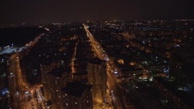 şehrin üzerinde uçan