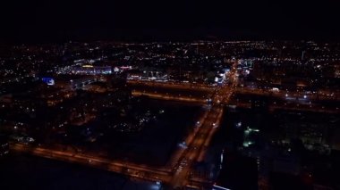 Gece şehir Bahar üzerinde uçan