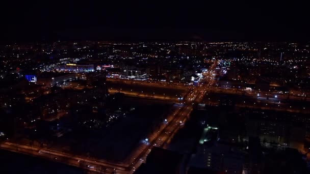 Volando sobre la ciudad por la noche en primavera — Vídeos de Stock